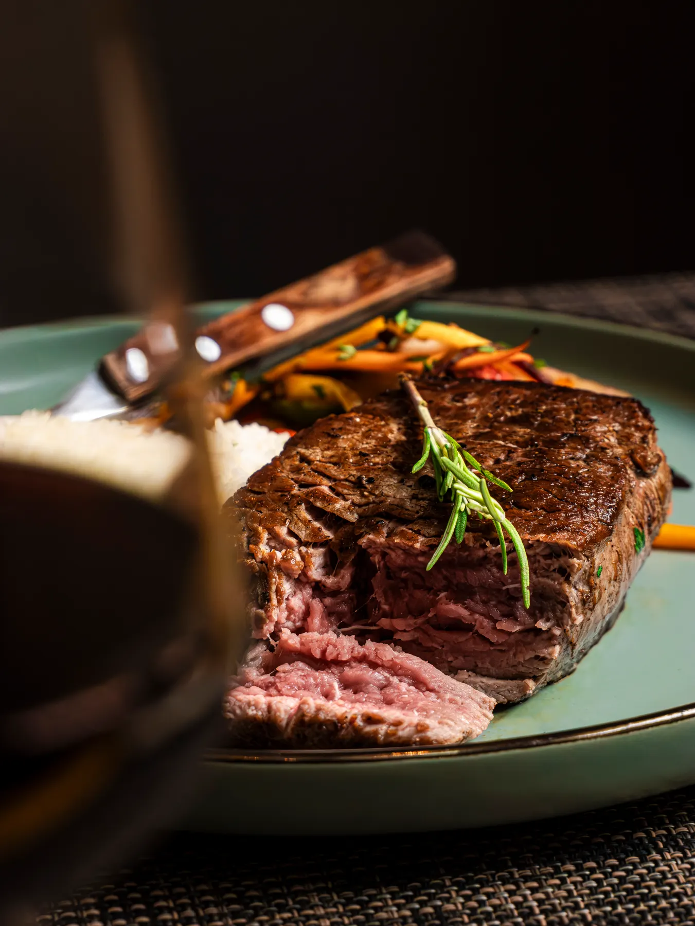 Filete a la plancha con romero en un plato de Food Master