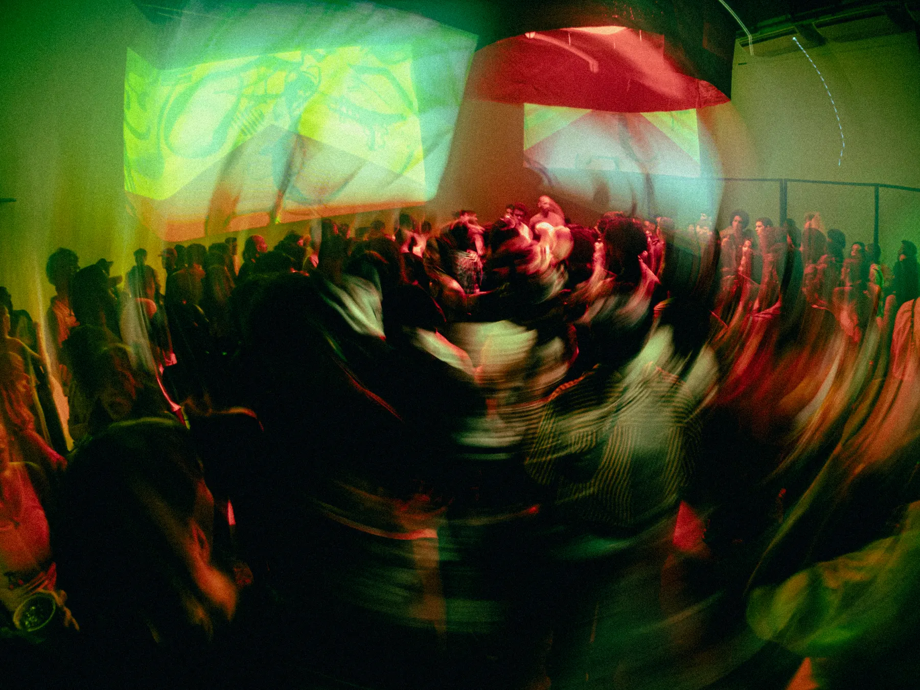 Gente bailando, movida, con luces verdes