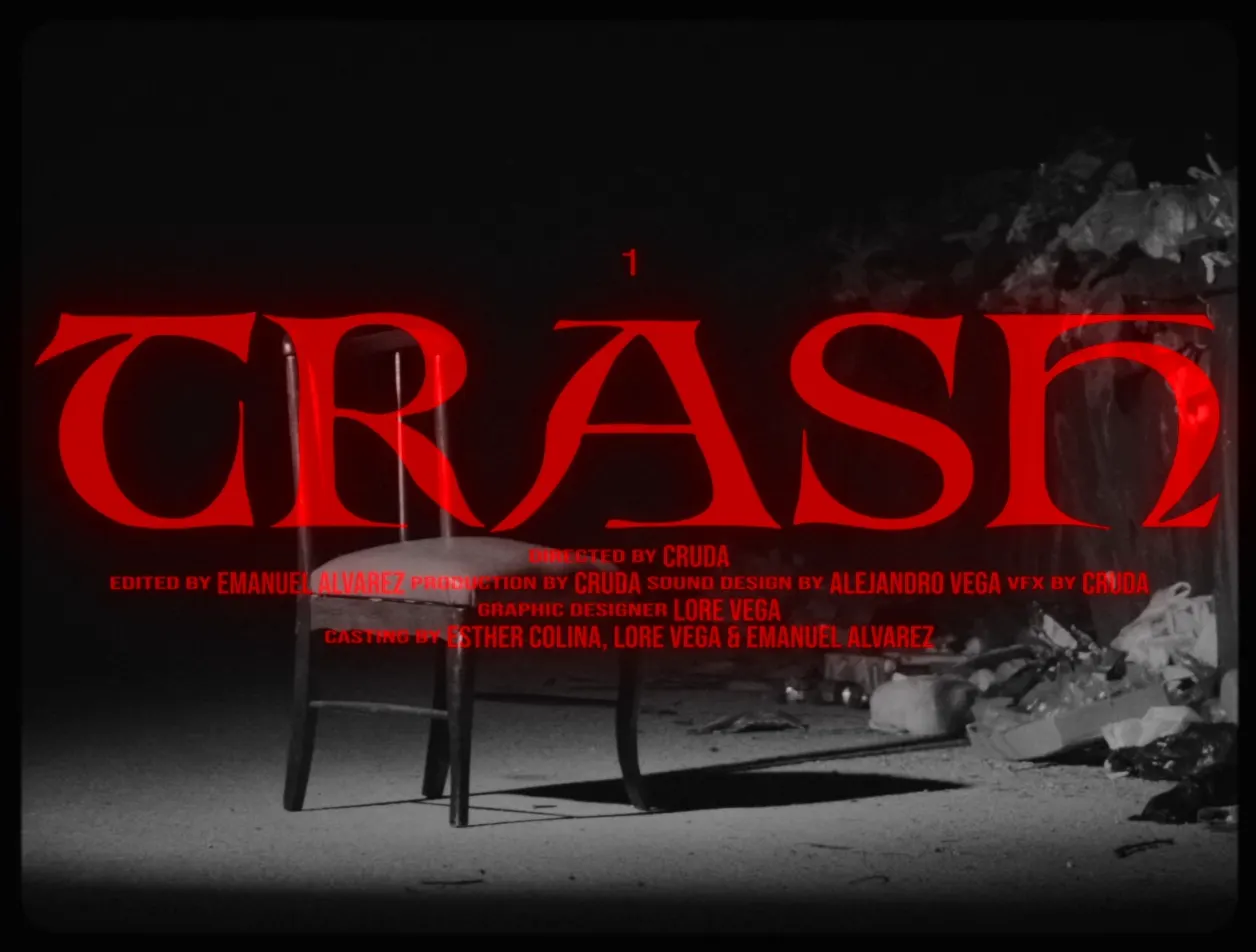 Cartel de Trash: título rojo sobre una silla vacía en blanco y negro